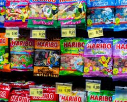 Verschiedene Haribo-Produkte in einem Supermarkt