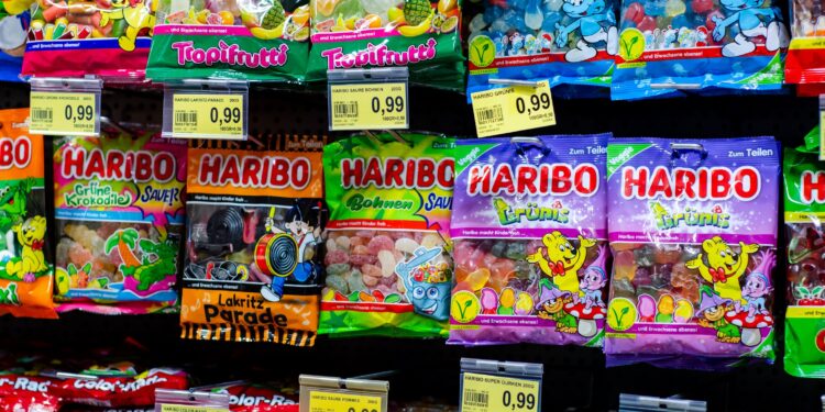 Verschiedene Haribo-Produkte in einem Supermarkt