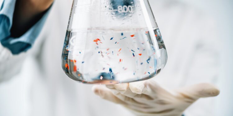 Laborglas mit Wasser und Mikroplastik.
