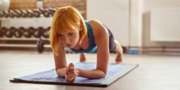 Isometrische Übungen wie Unterarmsstütz sind besonders effektiv zur Blutdrucksenkung. (Bild: contrastwerkstatt/stock.adobe.com)