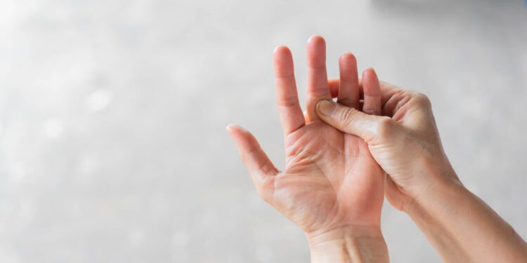 Rechte Hand tastet den Mittelfinger der linken Hand ab.