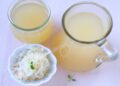 Sauerkraut in einer Schale und zwei Kannen mit Sauerkrautsaft.