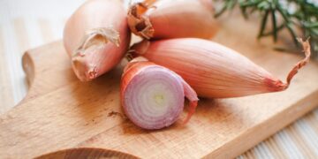 Um sich vor verschiedene Erkrankungen und gesundheitlichen Problemen zu schützen, kann es sinnvoll sein, Schalotten in die Ernährung aufzunehmen. (Bild: Nevena/stock.adobe.com)