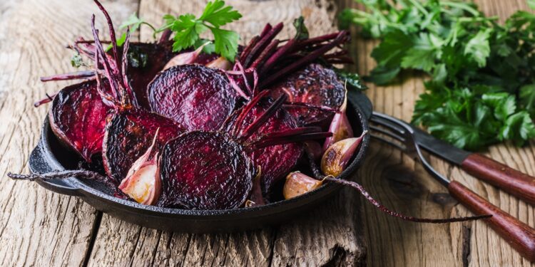 Geröstete Rote Bete serviert in einer schwarzen Auflaufform.