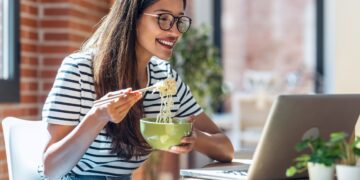 Wo man sein Mittagessen während der Arbeit konsumiert und woher die Mahlzeit stammt, hat unterschiedliche Auswirkungen auf die Gesundheit. (Bild: nenetus/stock.adobe.com)