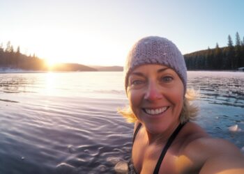 Frau badet bei Kälte in einem See.