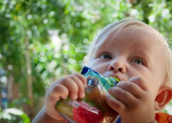 Fruchtsnacks werden von vielen Eltern als eine gesunde Möglichkeit angesehen, ihre Kinder zum Konsum von mehr Obst zu animieren. (Bild: romikmk/stock.adobe.com)Kind konsumiert Fruchtsnack.
