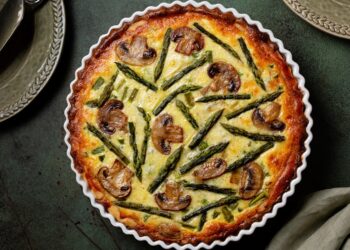 Eine Spargel-Quiche mit Pilzen in einer