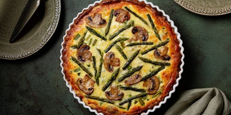 Eine Spargel-Quiche mit Pilzen in einer