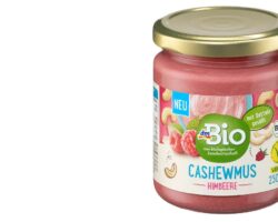 Glas mit dm-Cashewmus vor weißem Hintergrund.