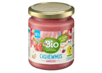 Glas mit dm-Cashewmus vor weißem Hintergrund.