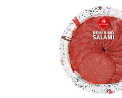 Packung mit Rindersalami vor weißem Hintergrund.