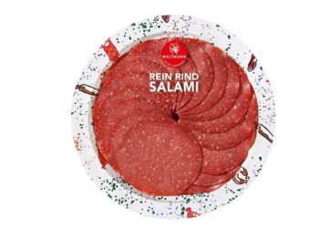 Packung mit Rindersalami vor weißem Hintergrund.