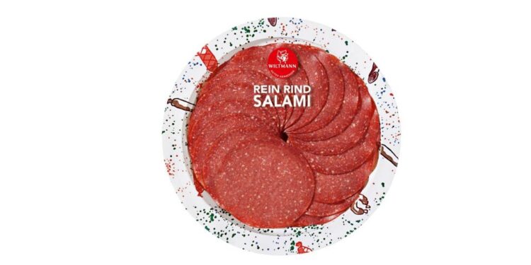 Packung mit Rindersalami vor weißem Hintergrund.