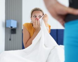 Frau betrachtet Mann in Unterhose