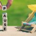 Liegestuhl am Strand mit Schirmchen und das Wort Pause aus Buchstabenwürfeln
