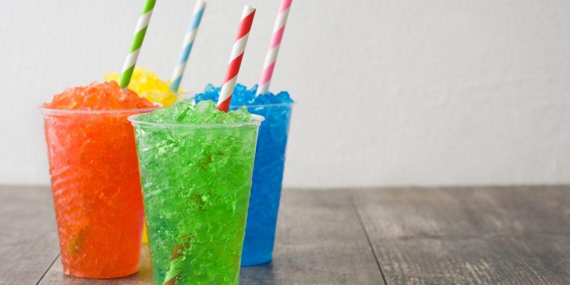 Drei Becher mit Slush-Ice auf einem Tisch.