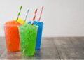 Drei Becher mit Slush-Ice auf einem Tisch.