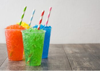 Drei Becher mit Slush-Ice auf einem Tisch.